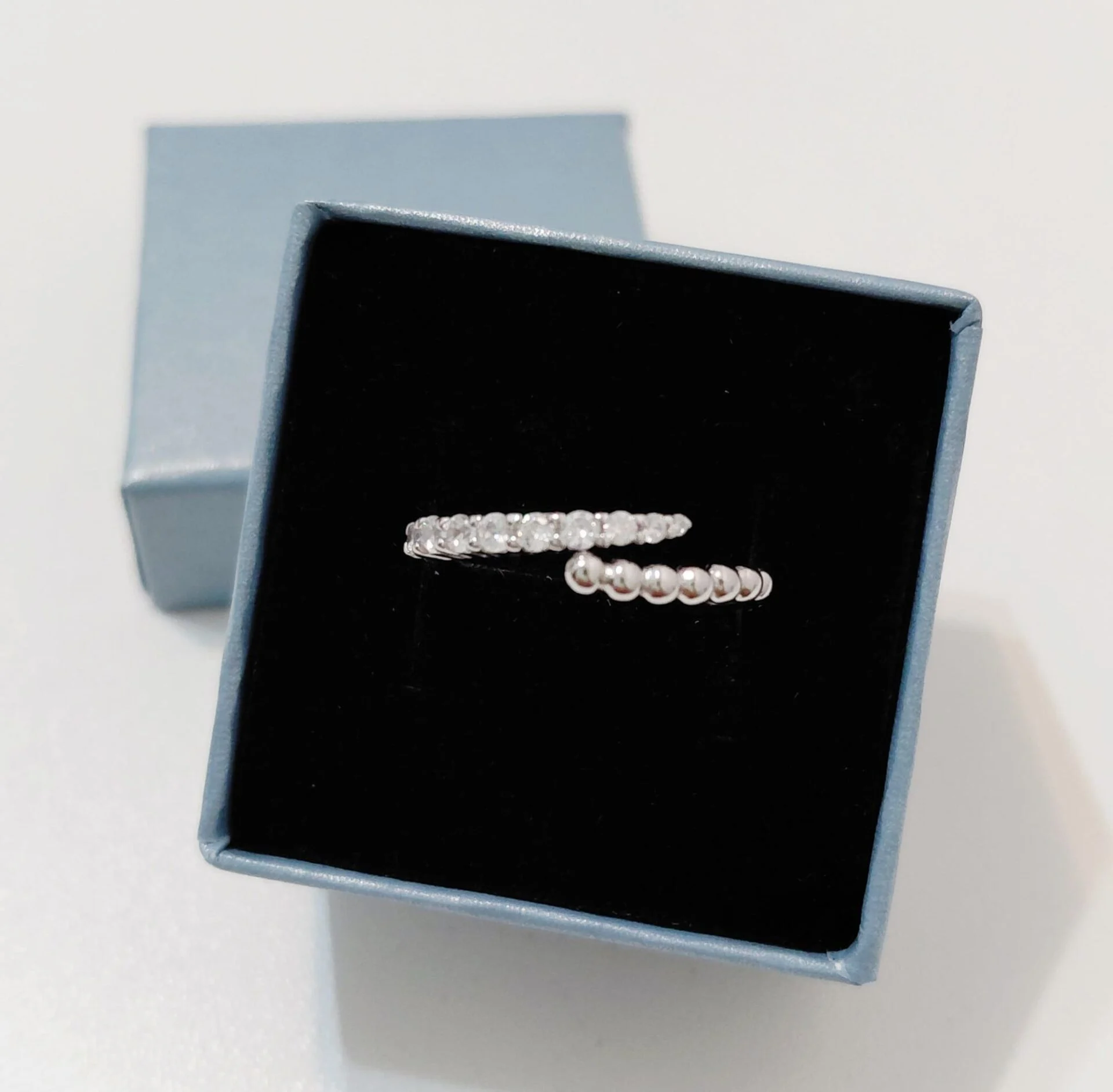 Inicio Anillo ajustable bolitas y circonitas